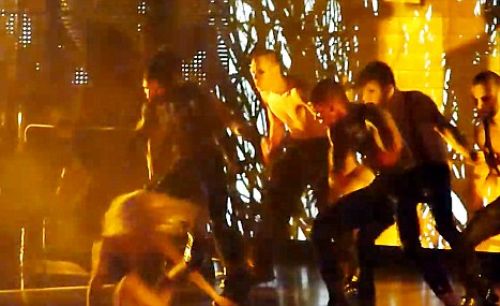 Видео: Lady GaGa упала во время исполнения песни