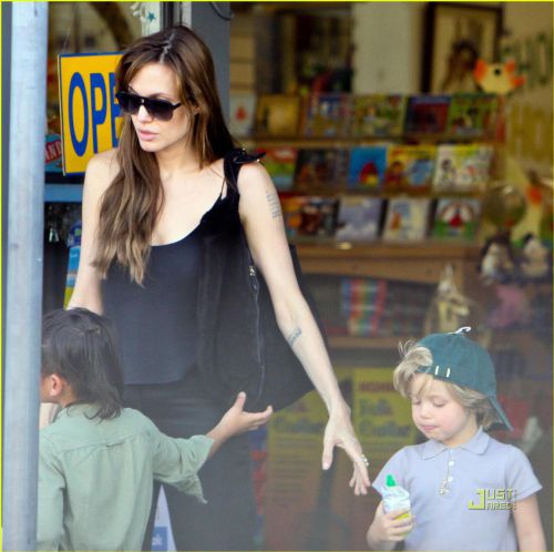 Анджелина Джоли с детьми в центре Rockridge Kids